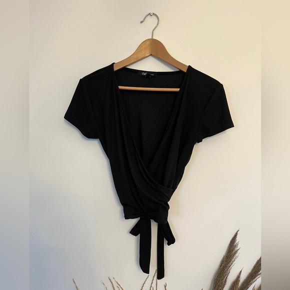 YMI Black Short Sleeve Wrap Blouse size large - Picture 2 of 5